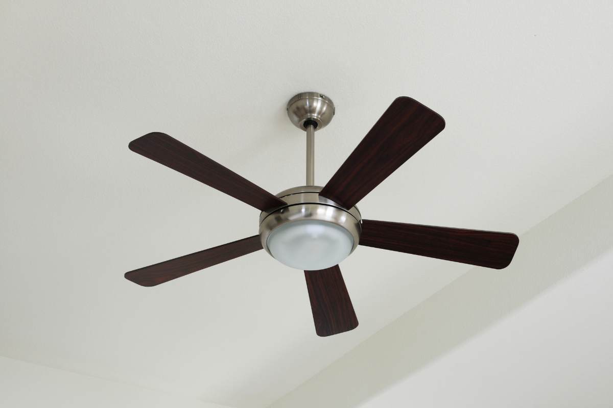 10 Pros of Installing a Fan Light in Your Living Area