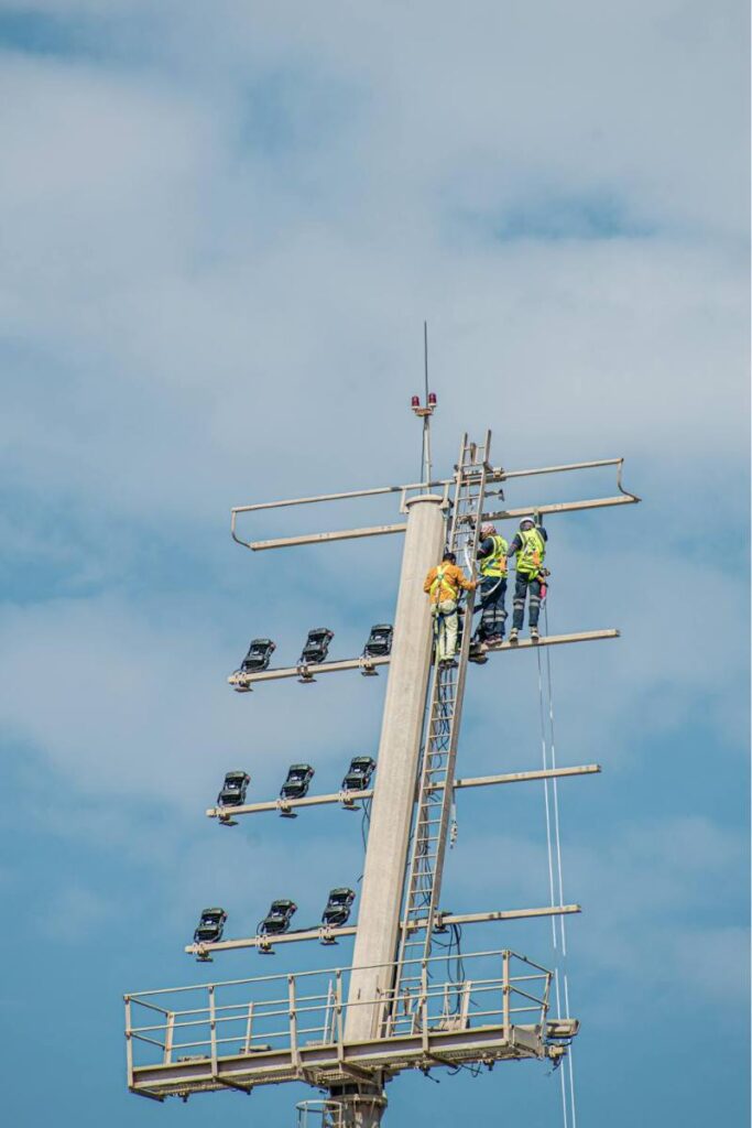 workers-working-on-altitude