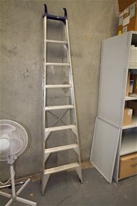 BAILEY APOLLO 8' STEP LADDER WITH HANDLE